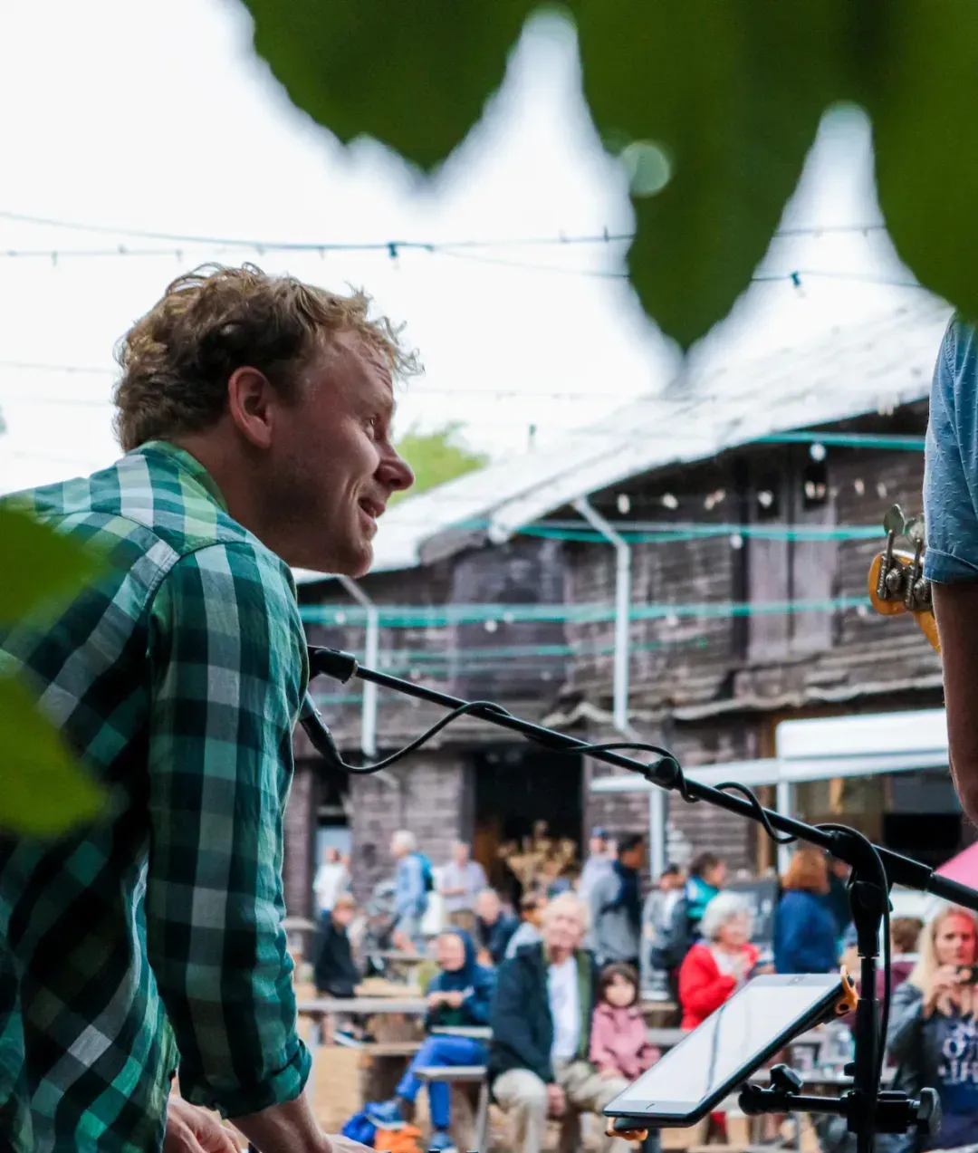 Livemusik i gårdhaven på BaneGaarden med gæster mellem de historiske trælader